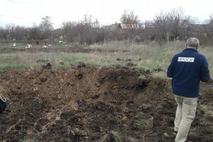На месте воронок от реактивных боеприпасов нашли фрагменты запрещенного Минскими соглашениями оружия