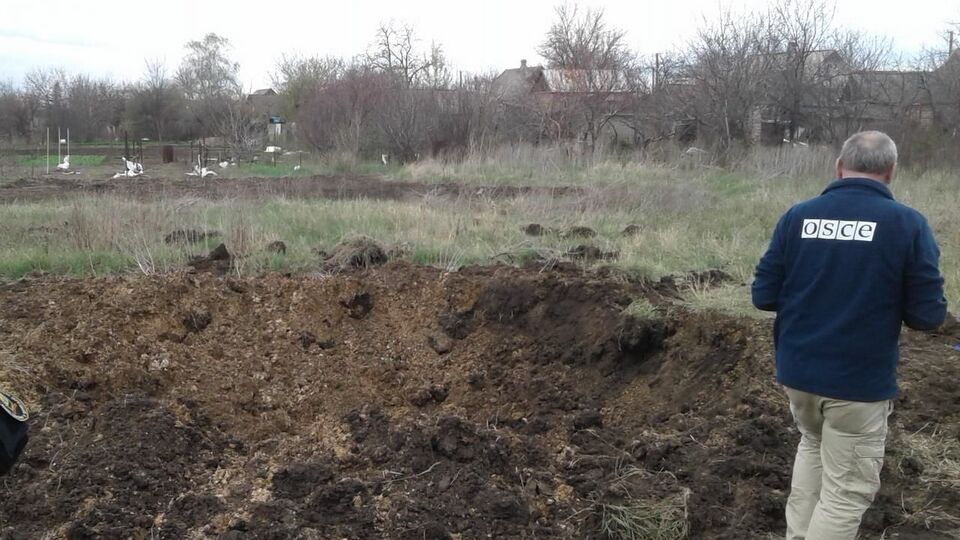 На месте воронок от реактивных боеприпасов нашли фрагменты запрещенного Минскими соглашениями оружия