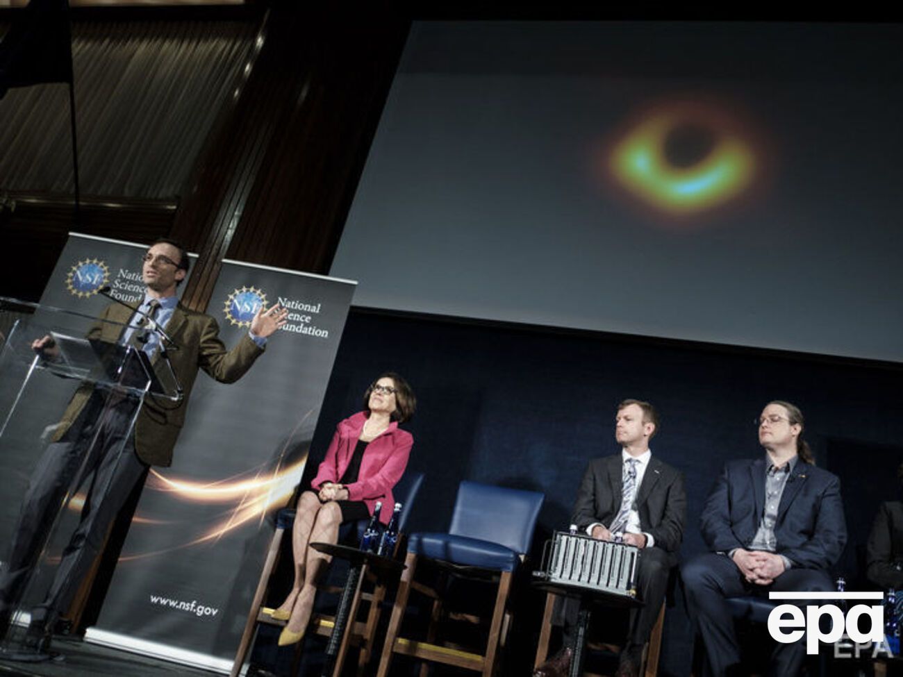 Учені проекту Event Horizon Telescope показали чорну діру 10 квітня