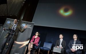 Учені проекту Event Horizon Telescope показали чорну діру 10 квітня