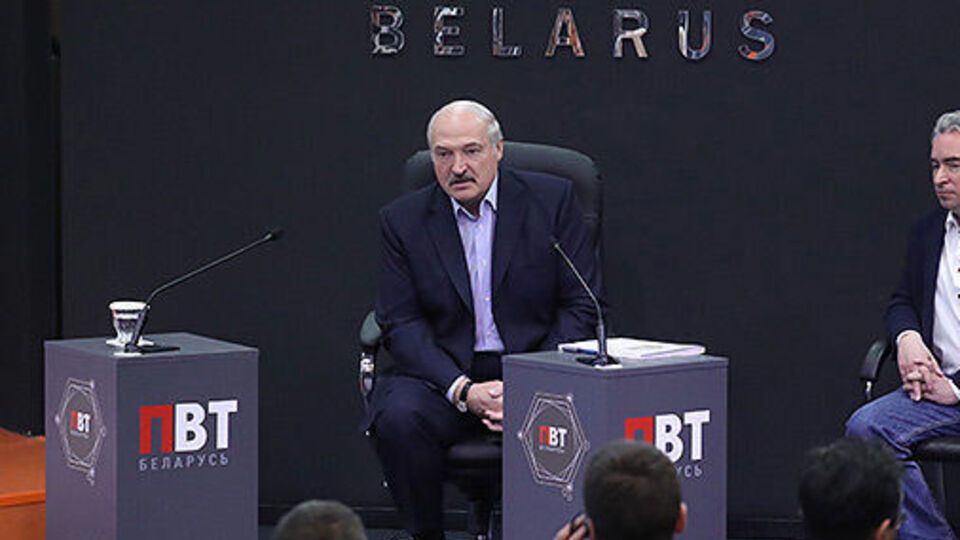 Лукашенко заявил, что географическое расположение Беларуси заставляет его быть осторожным в политике и поступках