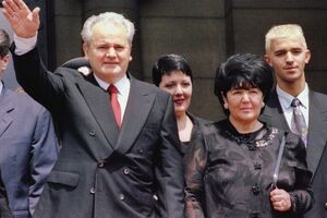 Маркович (праворуч) покинула Сербію, після того як Мілошевича передали Міжнародному трибуналу в Гаазі