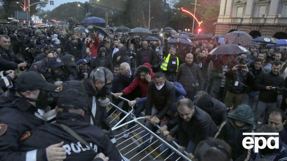Протестувальники намагалися прорватися до будівлі парламенту