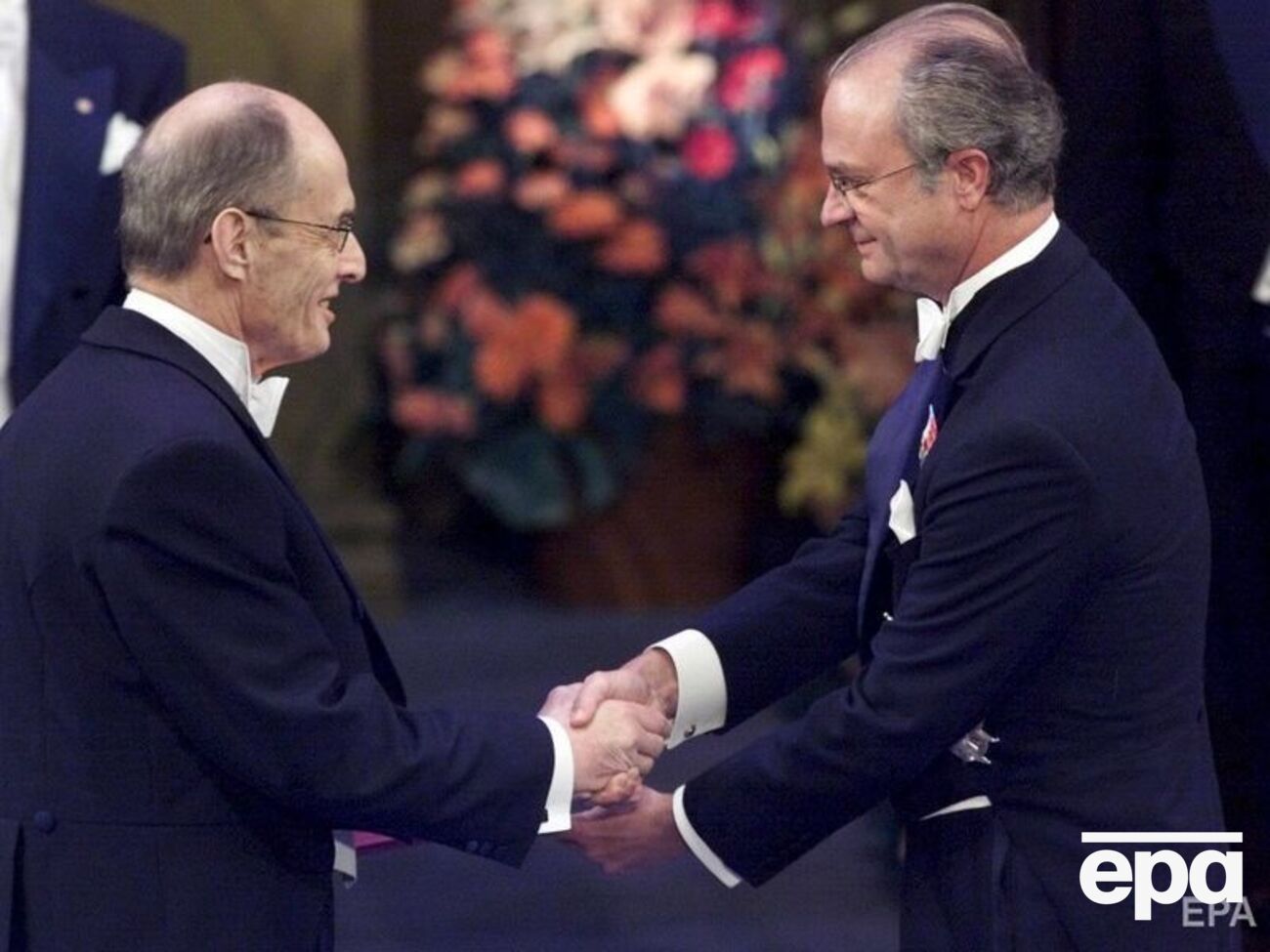 10 грудня 2000 року. Грінгард (ліворуч) отримує Нобелівську премію з рук короля Швеції Карла XVI Густава