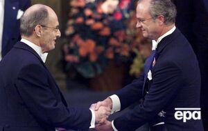 10 декабря 2000 года. Грингард (слева) получает Нобелевскую премию из рук короля Швеции Карла XVI Густава