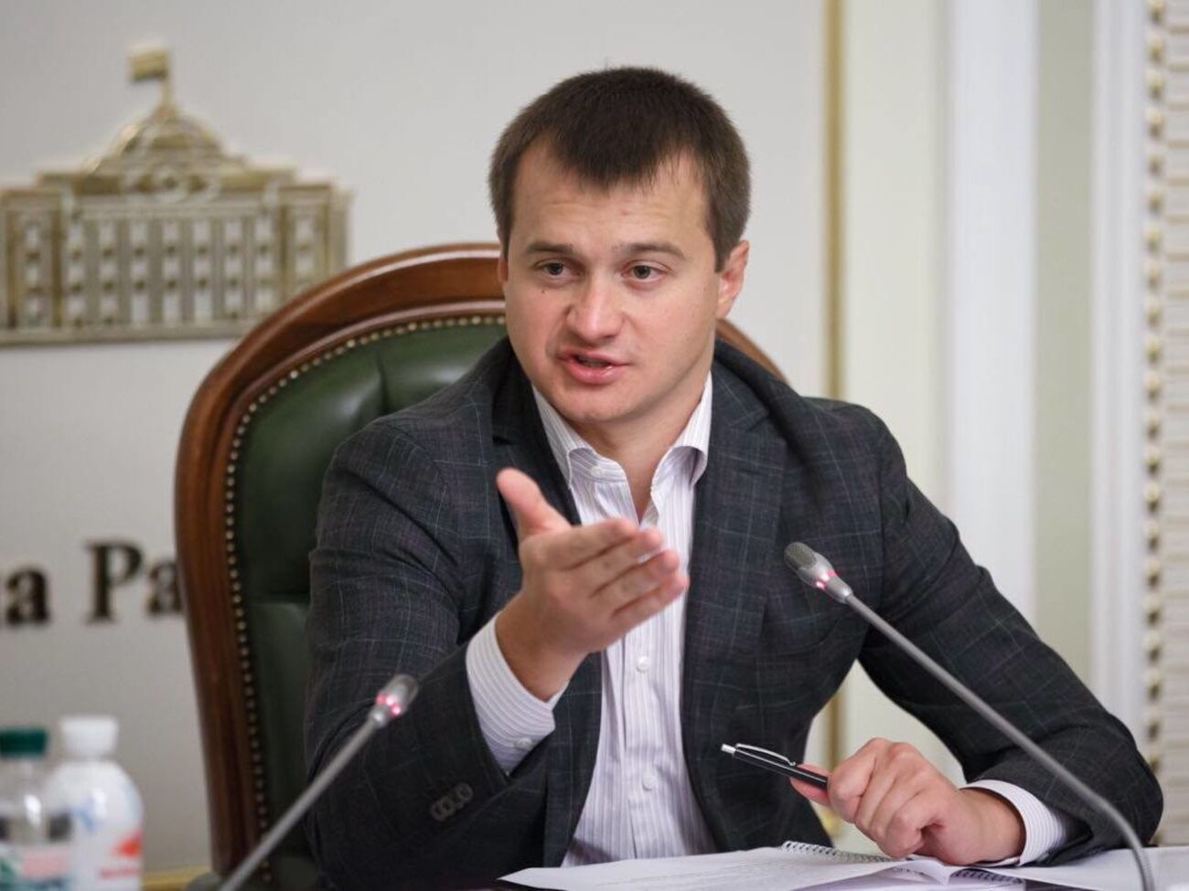 Березенко (на фото): На востоке Зеленского раскрашивают в один цвет, на западе его раскрашивают в другой цвет