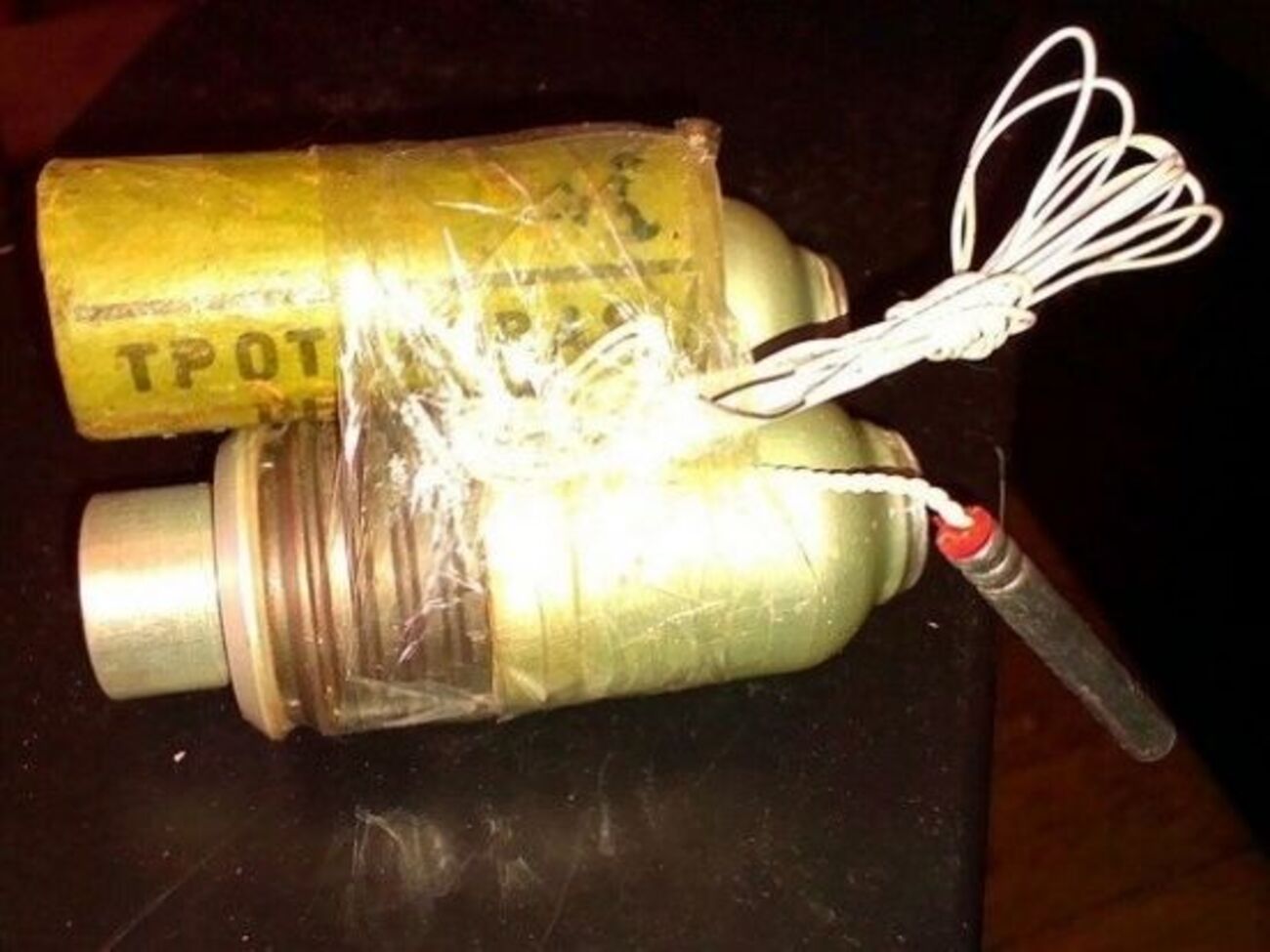 Під час обшуку вилучили бомбу з електричним підривником