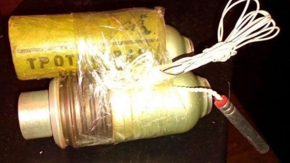 Під час обшуку вилучили бомбу з електричним підривником
