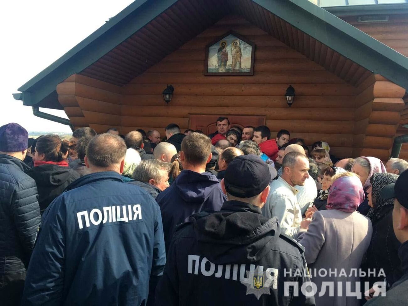 Поліція охороняє храм у селі Розваж