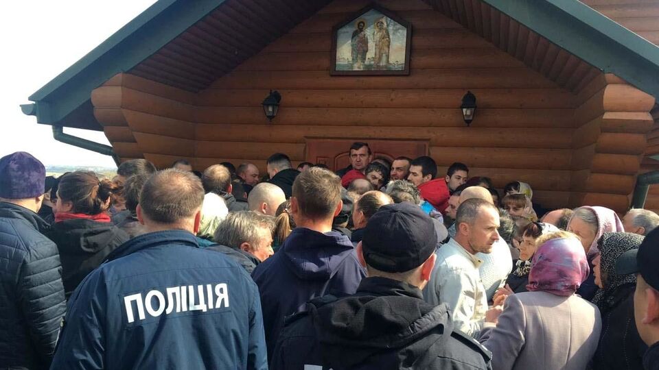 Поліція охороняє храм у селі Розваж