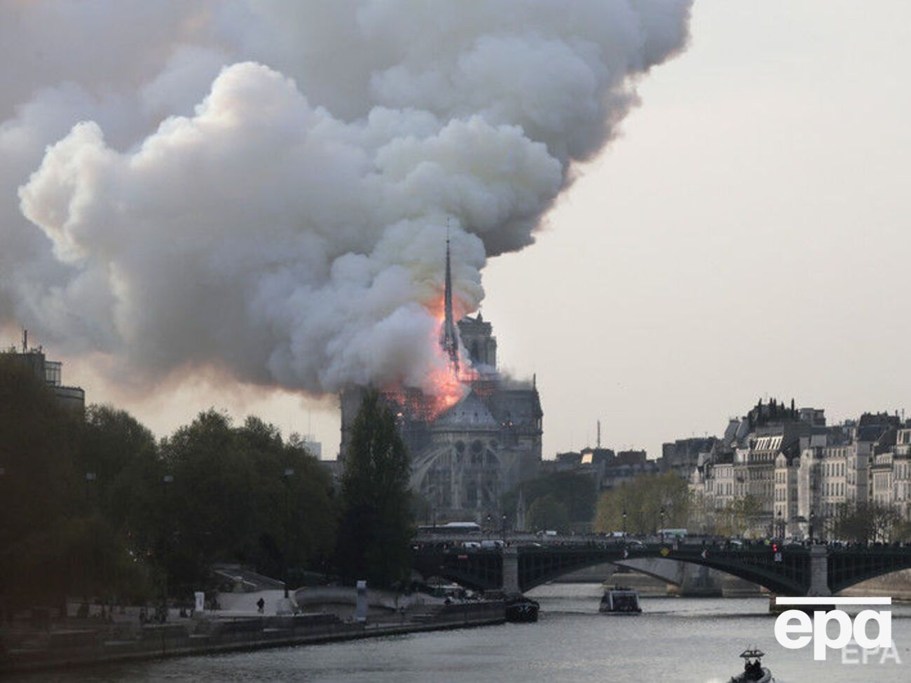 В столице Франции горит собор Парижской Богоматери. Трансляция