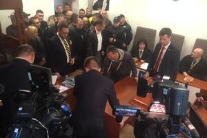 Чтобы разместить всех адвокатов, пришлось передвигать мебель