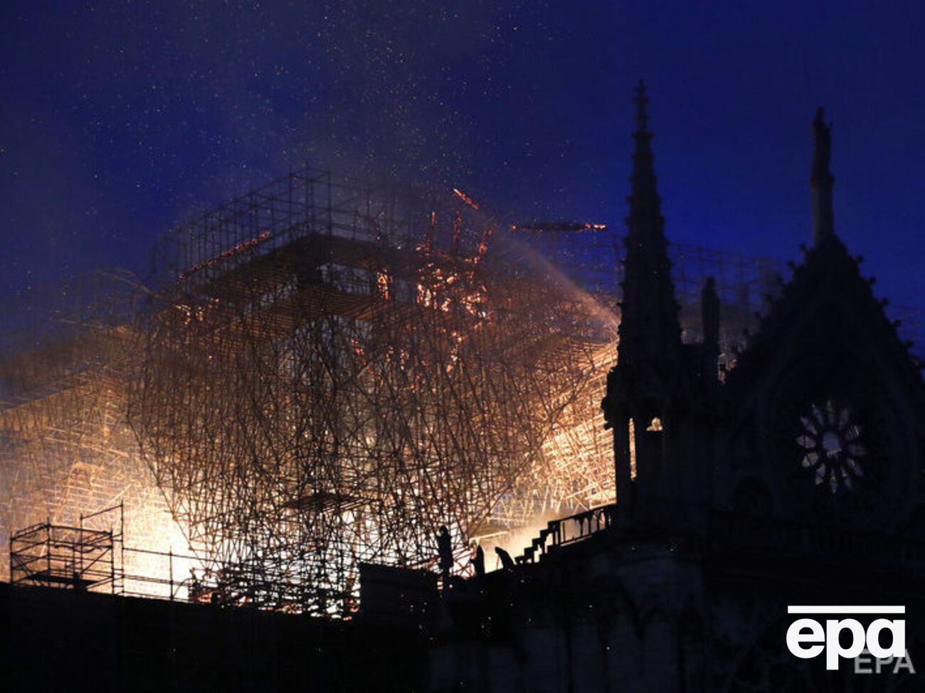 Сотні рятувальників продовжують боротися з вогнем