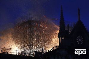 Сотні рятувальників продовжують боротися з вогнем