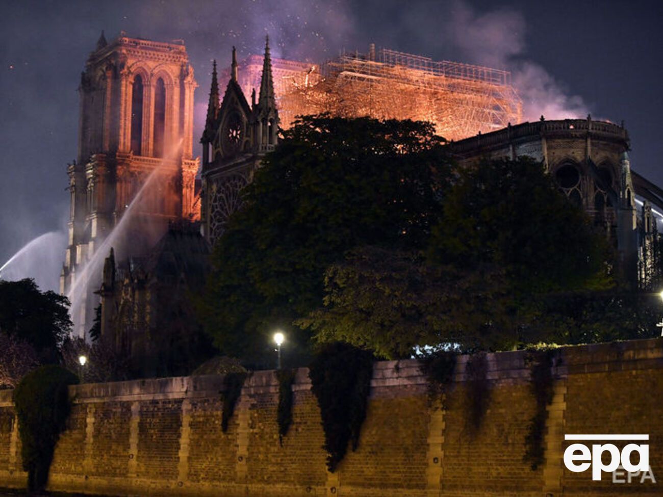 Собор Парижской Богоматери загорелся 15 апреля