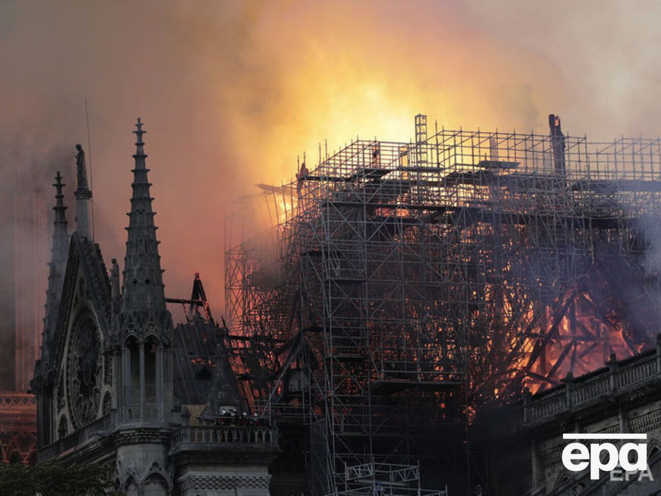 Во Франции горит собор Парижской Богоматери. Фоторепортаж