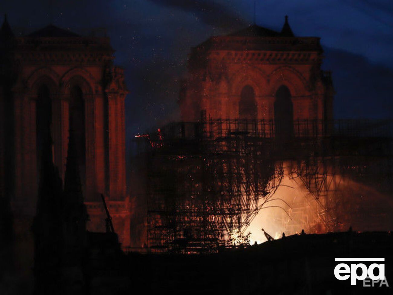 Спасатели продолжают бороться с огнем