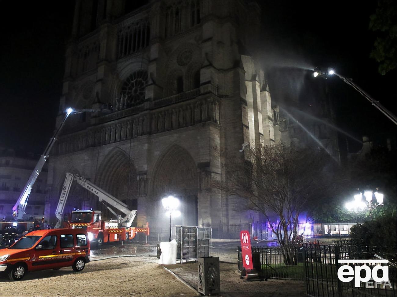 Спасатели задействуют все возможные методы тушения огня, кроме водных бомбардировок