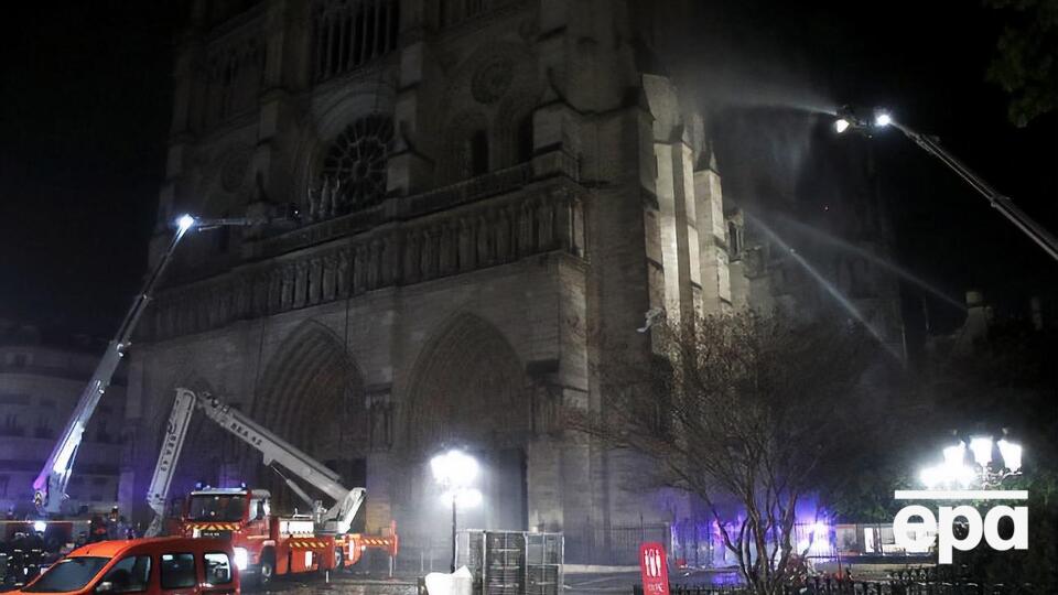 Рятувальники задіють усі можливі методи гасіння вогню, окрім водних бомбардувань