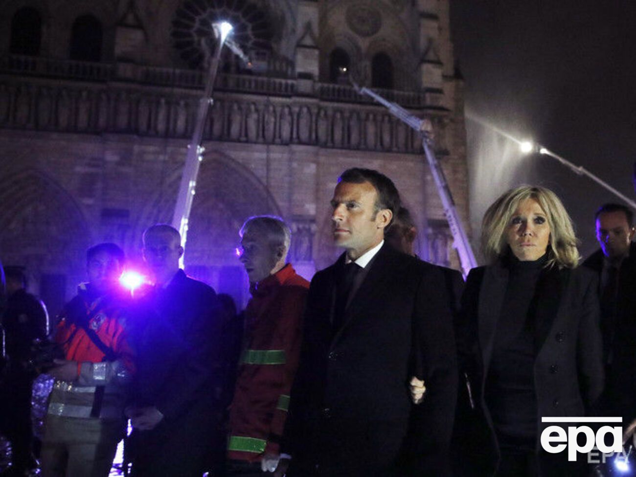 Макрон: Горит история