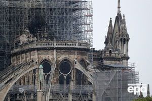 У собора Парижской Богоматери в результате пожара обрушились шпиль и крыша