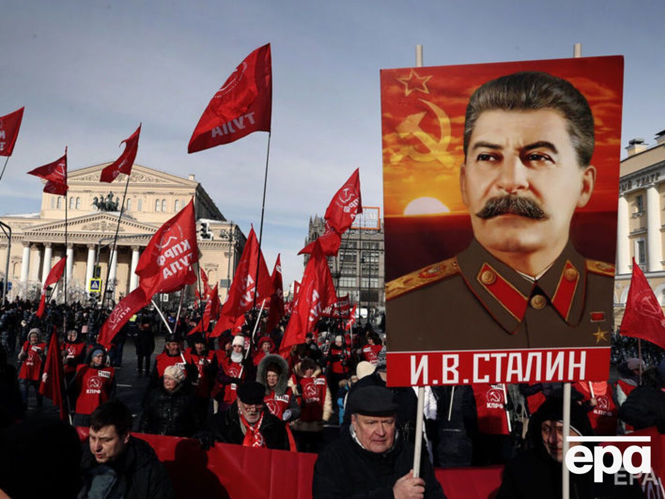46% росіян готові виправдати жертви, яких зазнала країна під час сталінських репресій та Другої світової війни, державною необхідністю