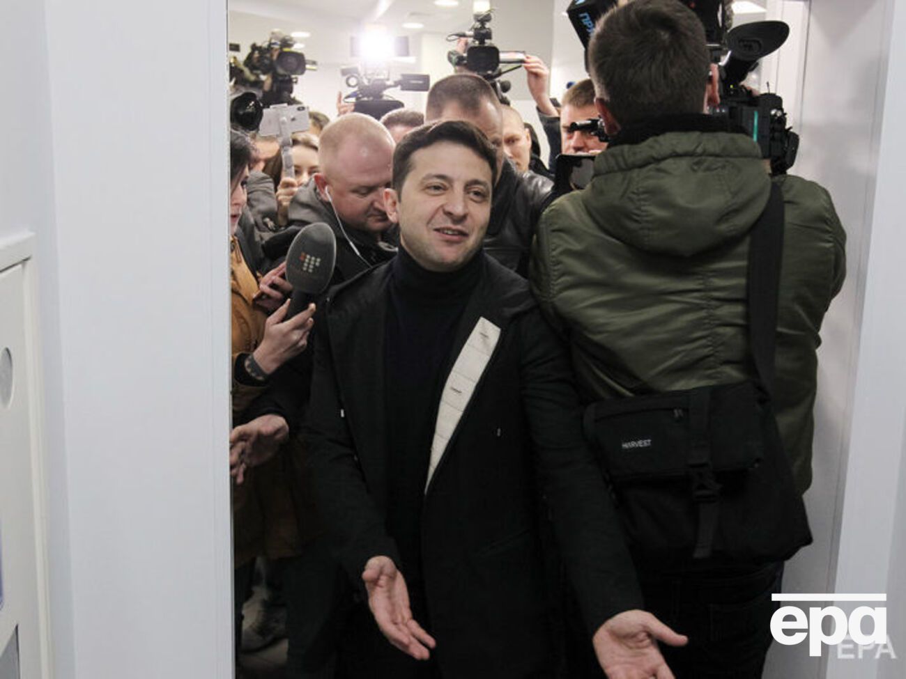 21,2% опрошенных относятся к Зеленскому нейтрально