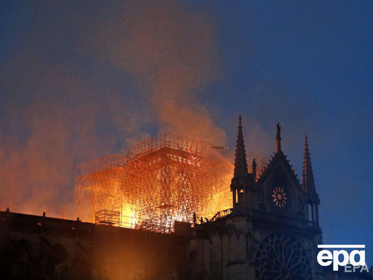 Собор загорелся вечером 15 апреля