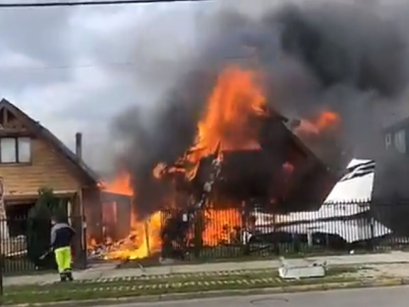 В доме, на который упал самолет, людей не было