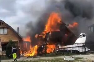 В доме, на который упал самолет, людей не было