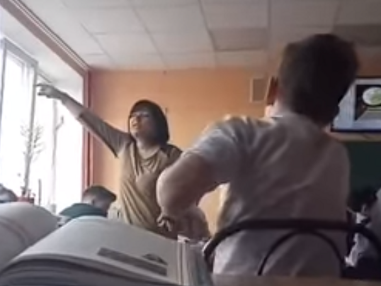 Учительница в школе агитировала против Зеленского