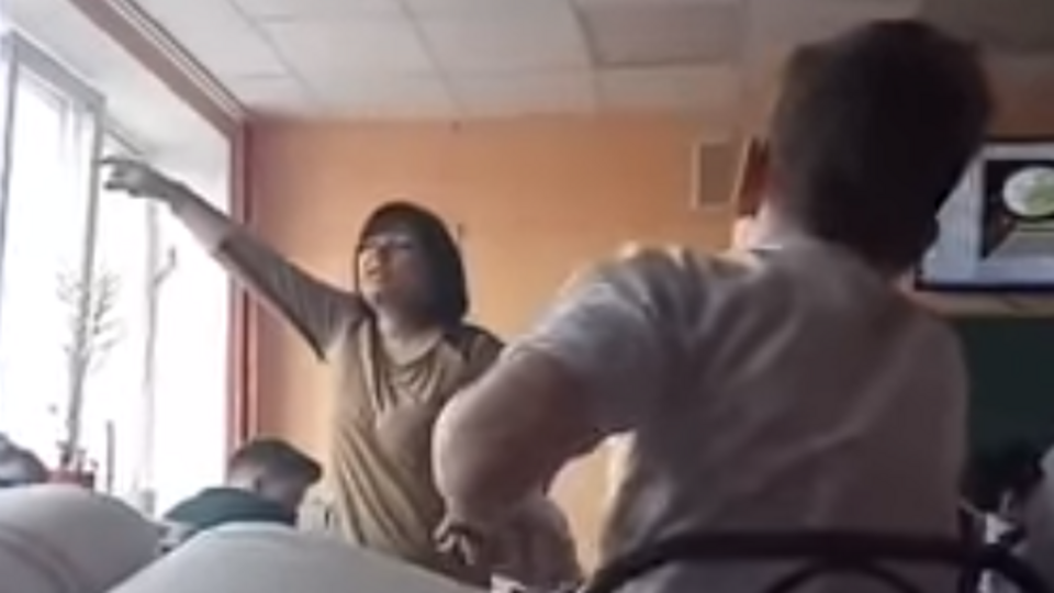 Учителька в школі агітувала проти Зеленського