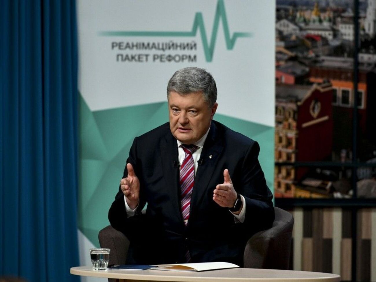 Порошенко: Мгновенно был уволен Гладковский. Не потому, что доказана его вина, а потому, что есть подозрение, что он может препятствовать следствию