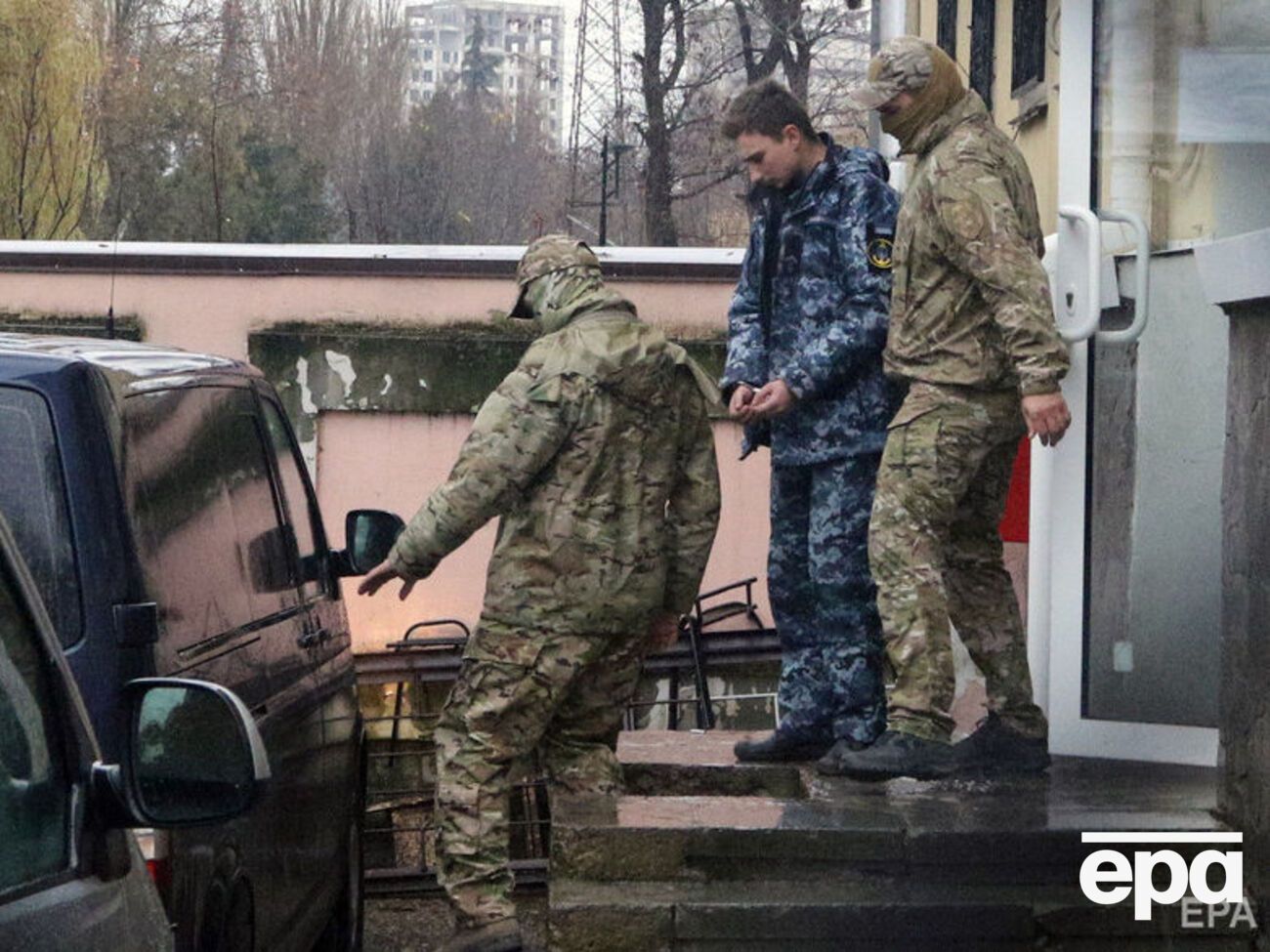 Полозов сказал, что в течение трехдневного срока адвокаты подадут апелляционное жалобы на решения суда продлить арест морякам до конца июля