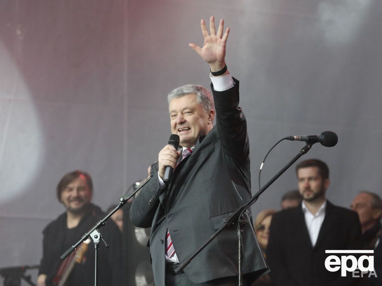 За даними КМІС, підтримка Порошенка протягом 10 днів зросла із 30,1% до 34,9%