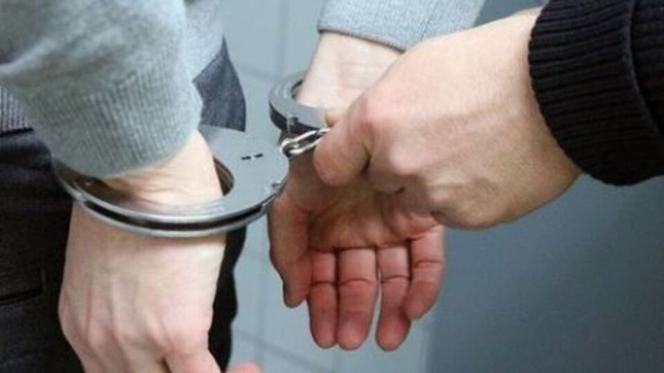 После выхода из рядов террористов обвиняемый был осужден за грабеж, уклонение от отбывания наказания и кражу