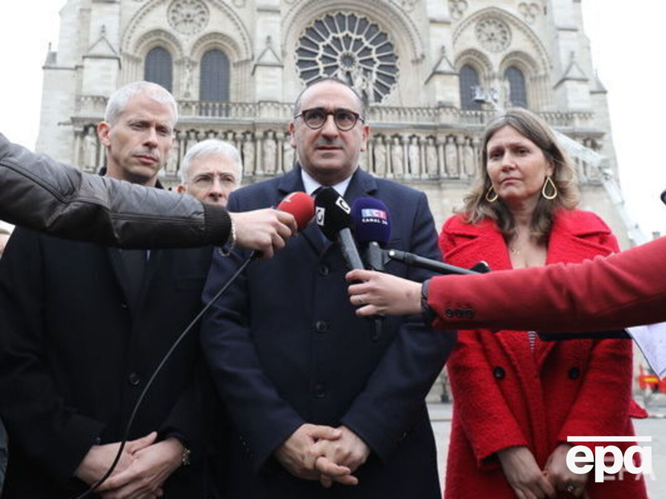 Нуньес (в центре) опасается за устойчивость Нотр-Дам после пожара