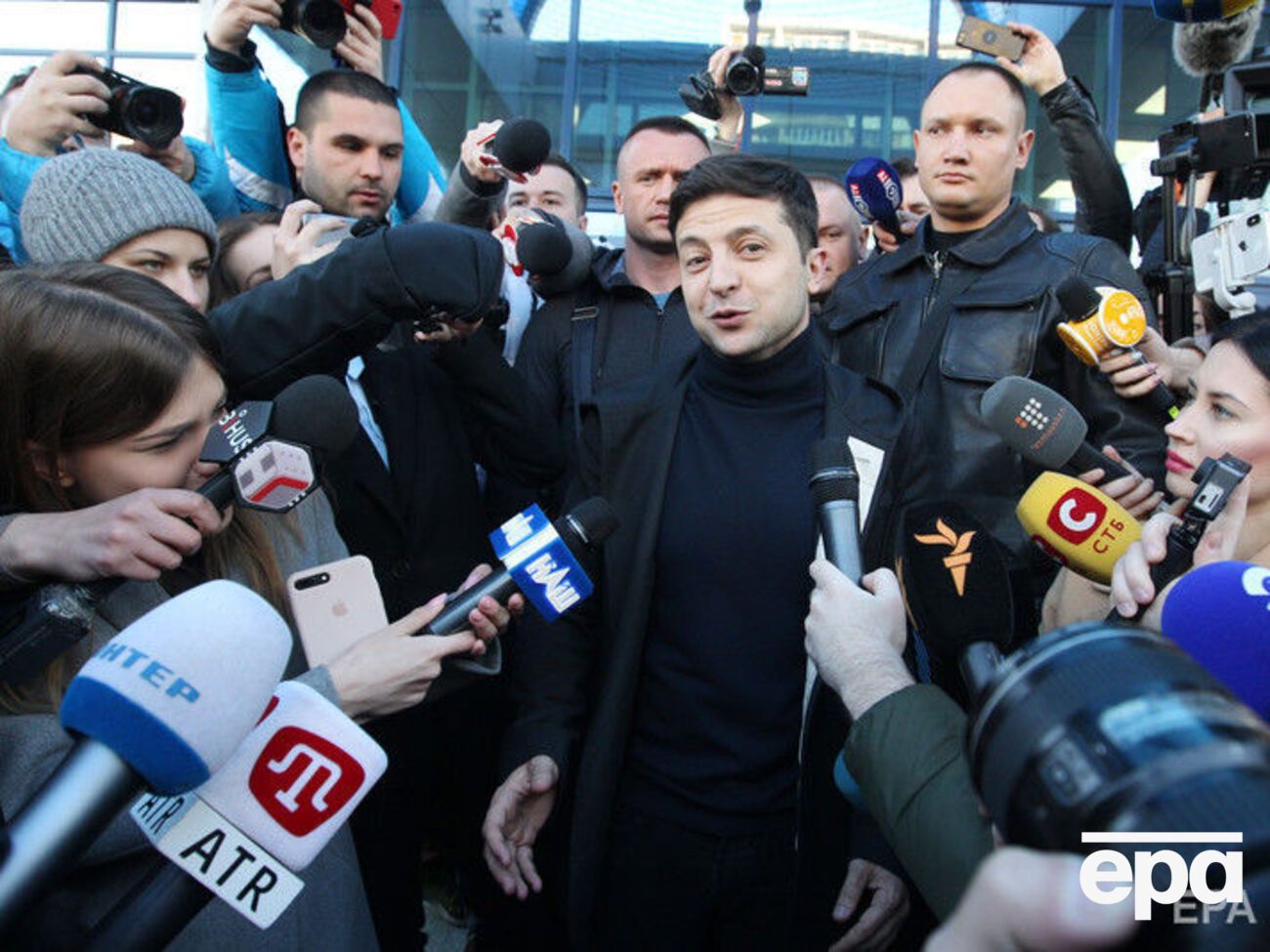 Зеленский (на фото): На месте Порошенко я&nbsp;ушел бы из политики