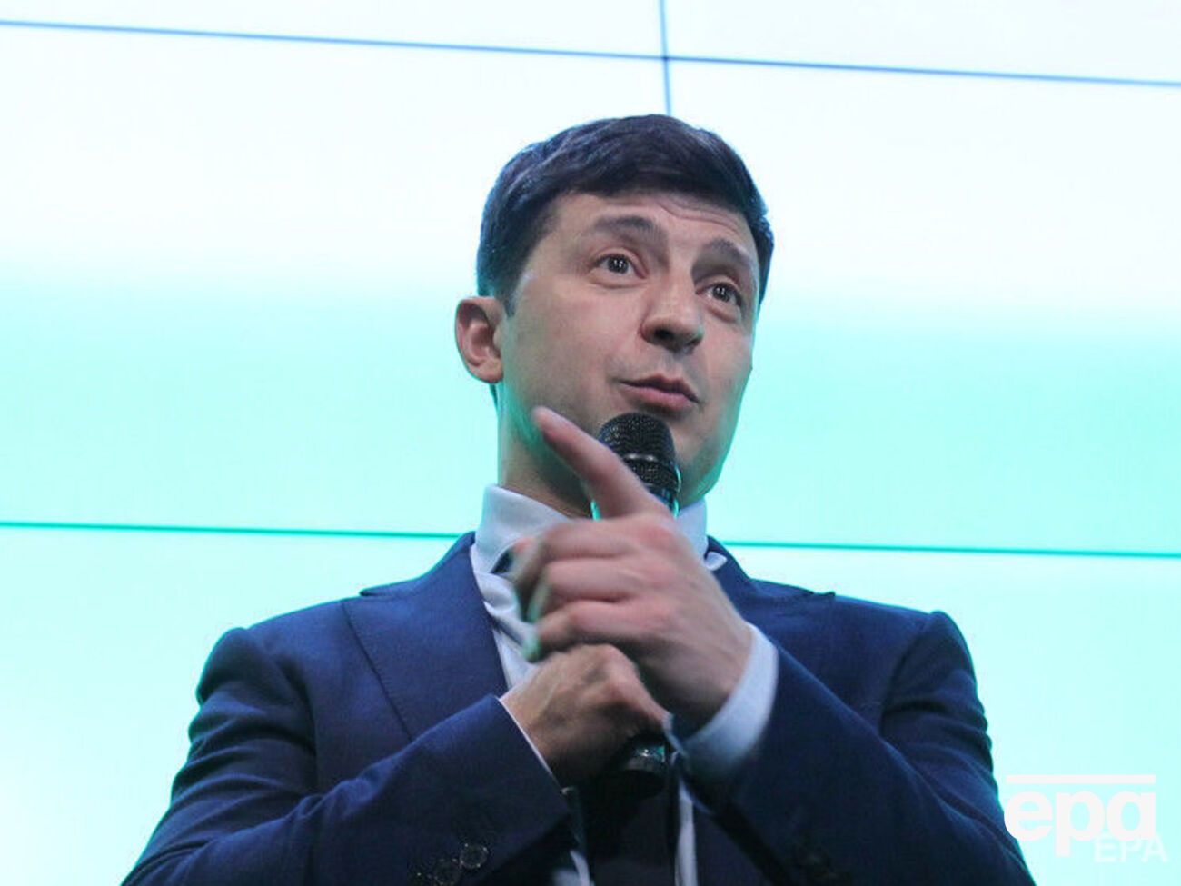 Зеленський про жителів Донбасу: Потрібно простягнути їм руку допомоги, сказати: "Ми вас чекаємо, дивіться, ви зараз у заручниках"