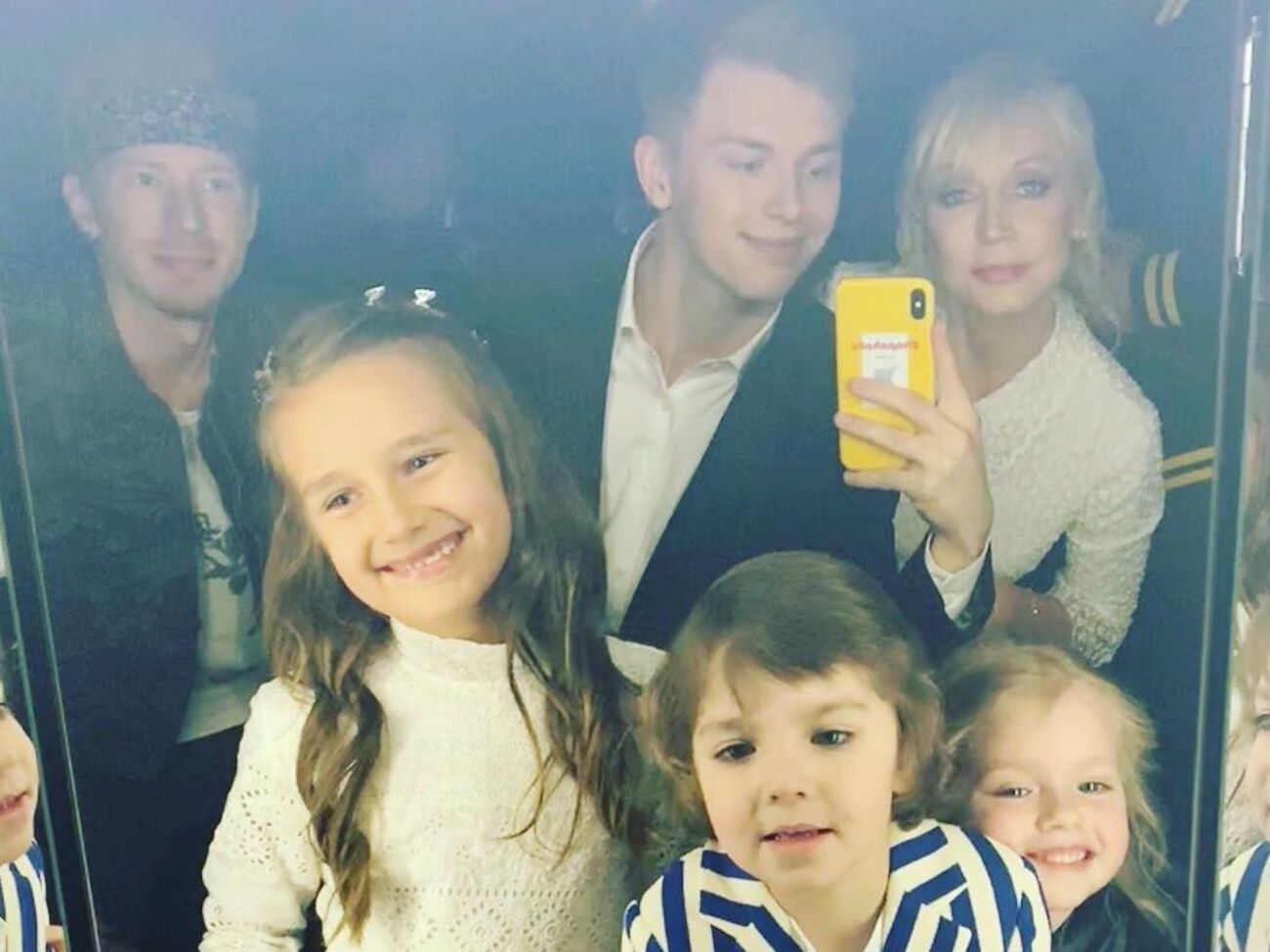 Семья Пугачевой поддержала ее на сцене