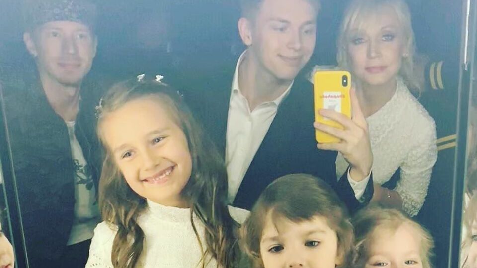 Семья Пугачевой поддержала ее на сцене