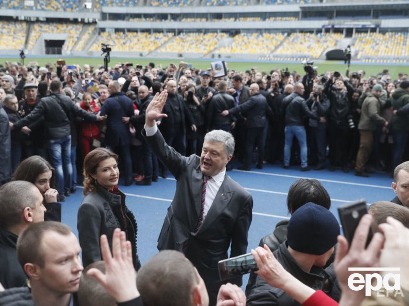 Порошенко: Підтримайте сильну Україну, а не країну, яка впаде на коліна