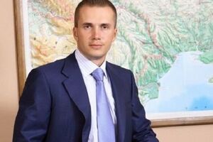 Олександр Янукович був власником "Всеукраїнського банку розвитку", у 2014 році НБУ зарахував його до категорії неплатоспроможних