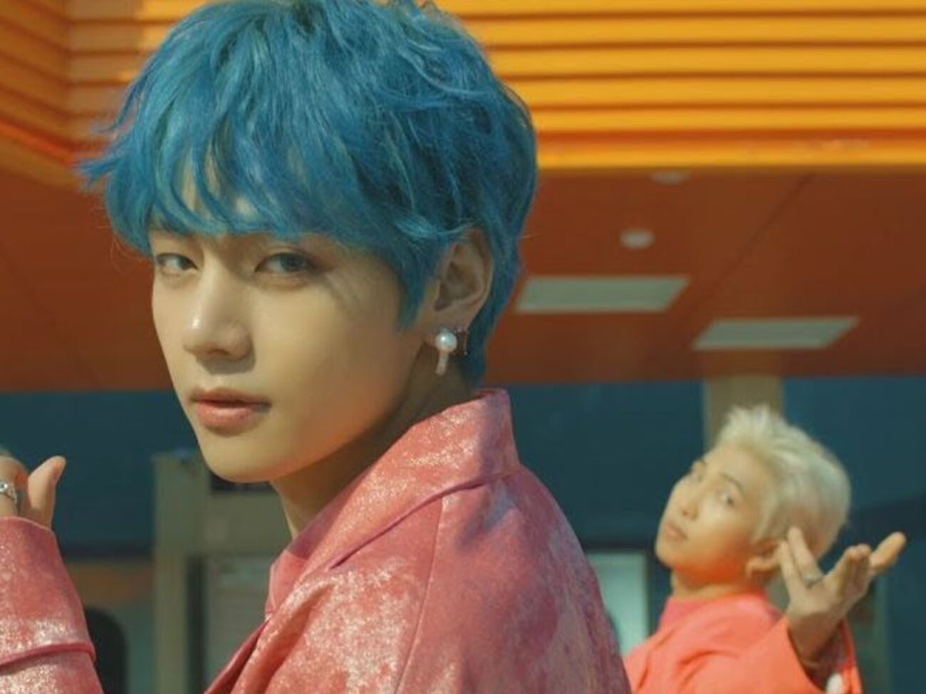 Участники группы BTS танцуют в новом ролике
