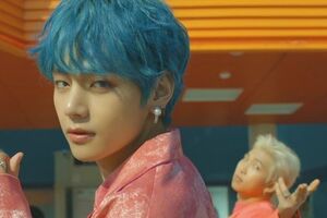 Участники группы BTS танцуют в новом ролике