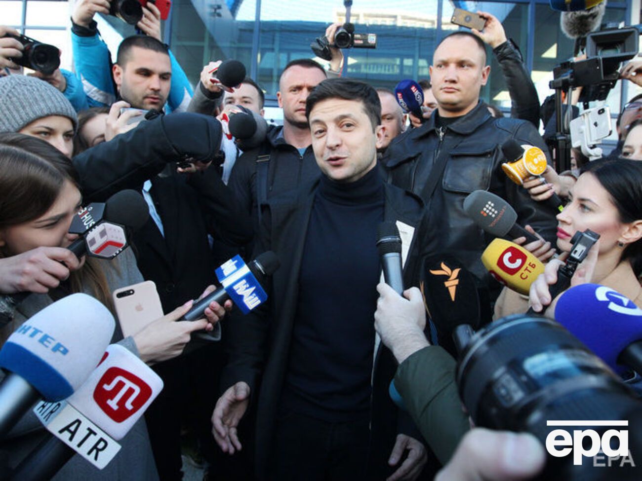 Зеленский вкратце высказал мнение о Порошенко, войне, декоммунизации, легализации оружия, Коломойском и языковых квотах