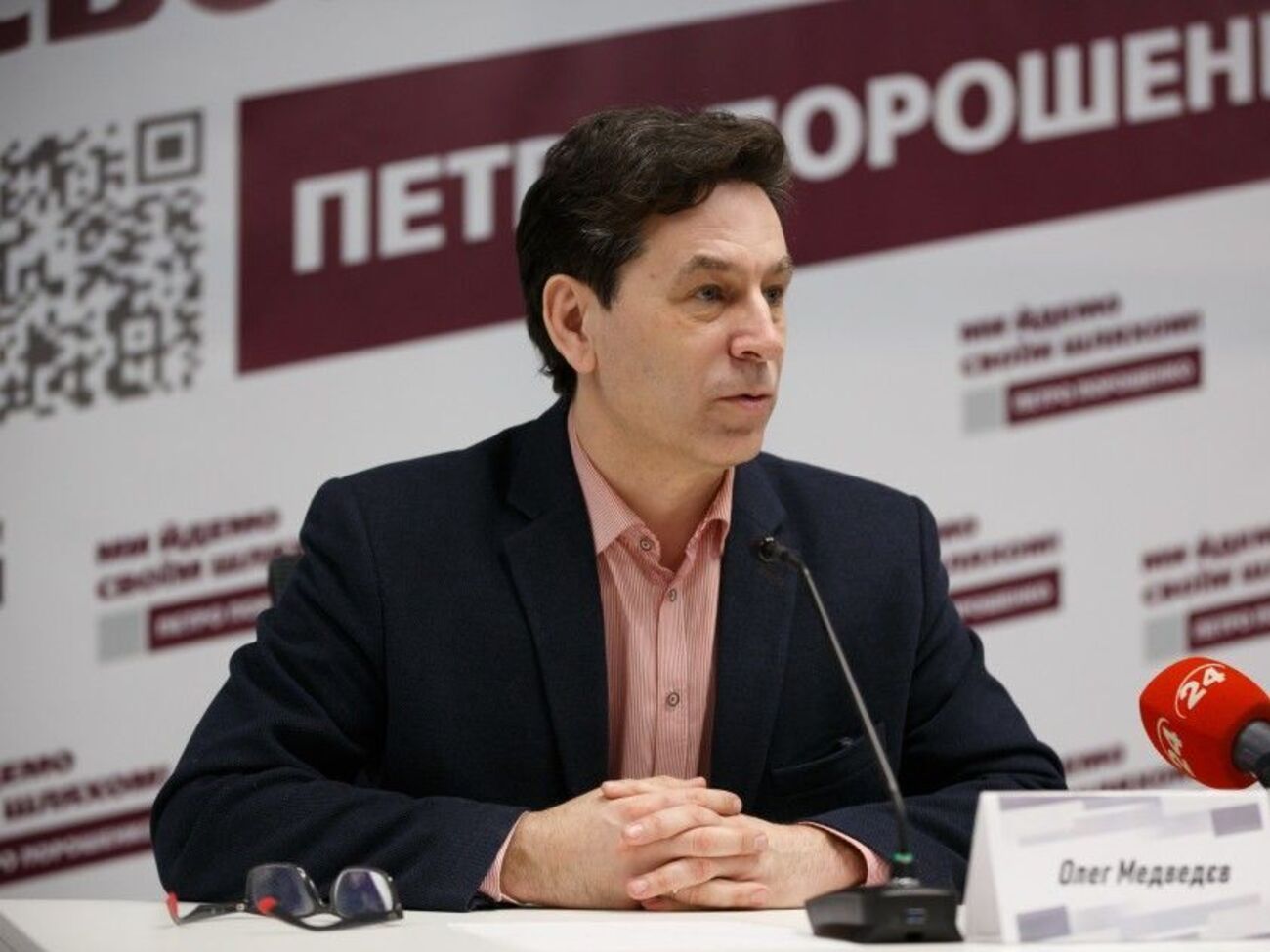 Медведєв: Ініціатором установлення сцени на дебатах була команда Зеленського