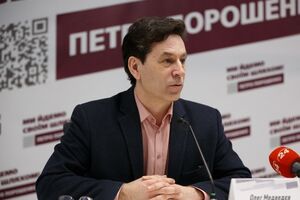 Медведев: Инициатором установления сцены на дебатах была команда Зеленского