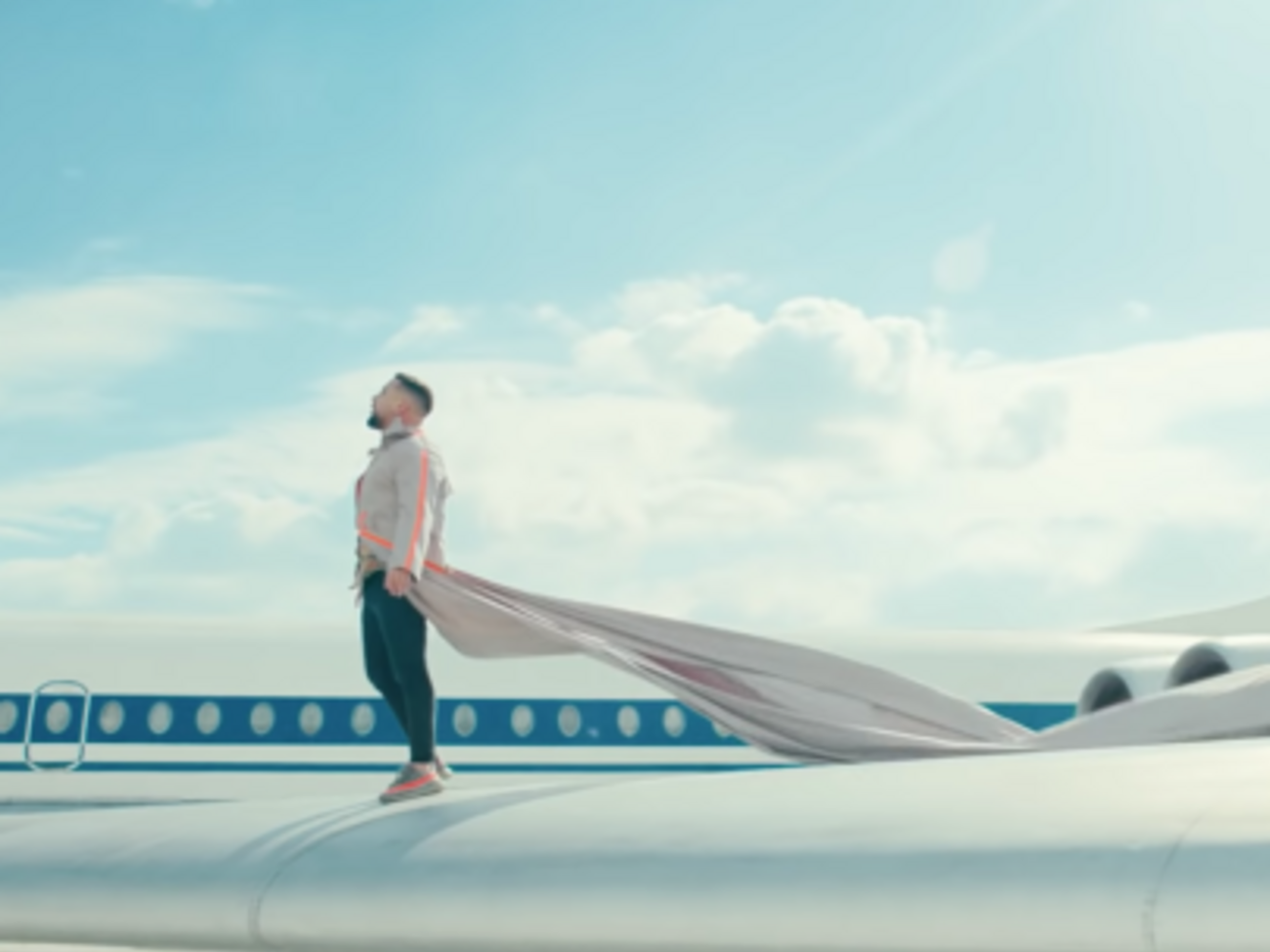 В окремих кадрах Monatik танцює на крилі літака, що летить