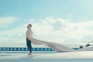 В окремих кадрах Monatik танцює на крилі літака, що летить